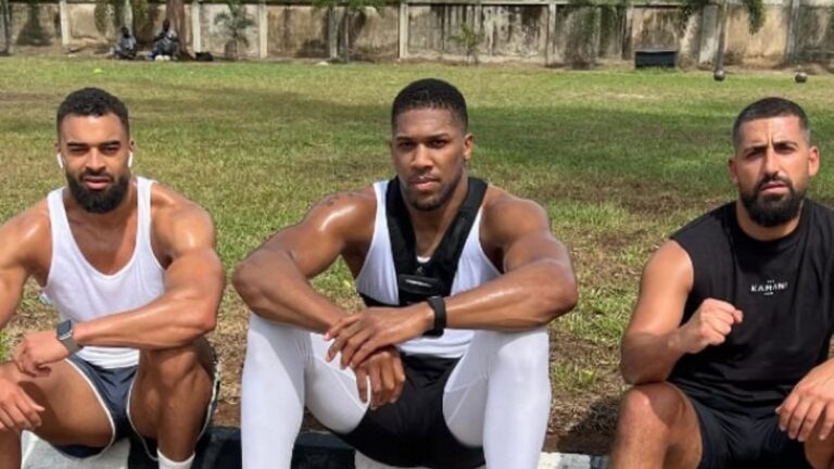 Anthony Joshua stabiel na auto-ongeluk in Nigeria en eerbetoon aan 'inspirerende' vriend