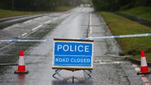 Drie tieners overleden na botsing van Tesla tegen boom in Surrey