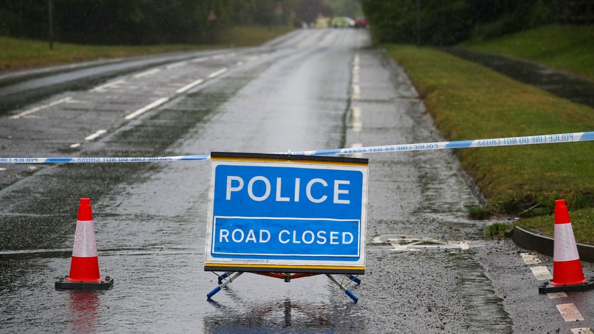 Drie tieners overleden na botsing van Tesla tegen boom in Surrey