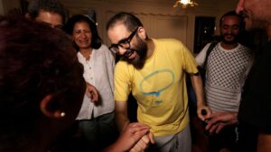 Egyptische activist Alaa Abd El-Fattah keert terug naar het Verenigd Koninkrijk na gevangenisstraf