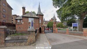 Hoe een 'uitstekende' school leerlingen vernederde met strenge en schadelijke discipline