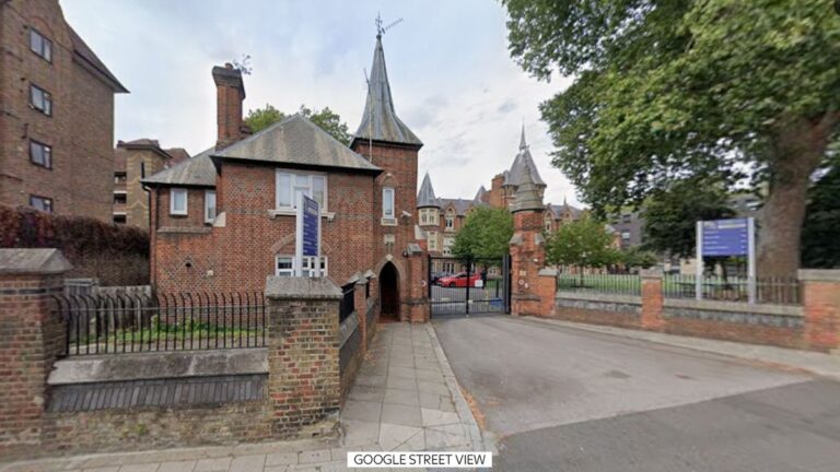 Hoe een 'uitstekende' school leerlingen vernederde met strenge en schadelijke discipline