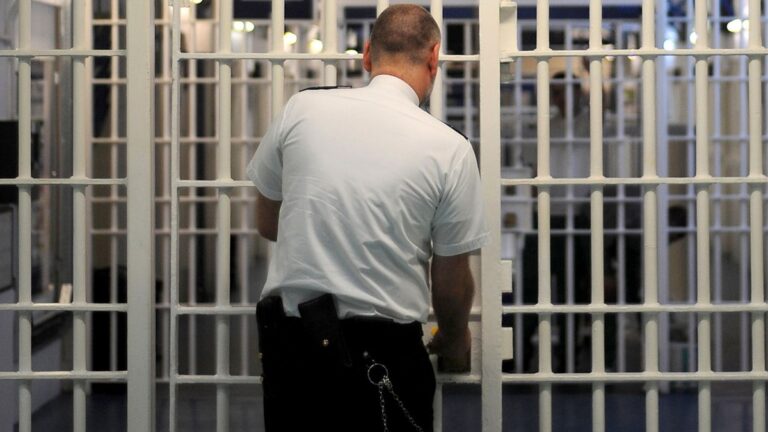 Honderden buitenlandse gevangenispersoneelsleden krijgen nooduitbreiding van hun visum om gevangenissysteem te redden