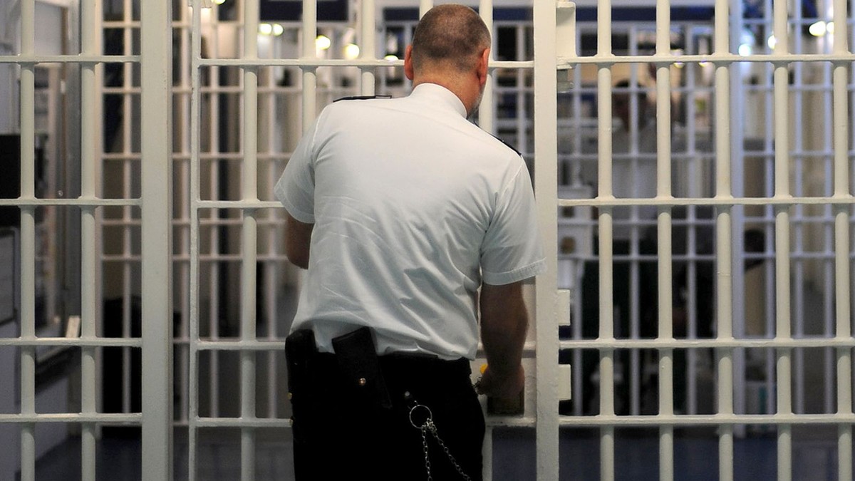 Honderden buitenlandse gevangenispersoneelsleden krijgen nooduitbreiding van hun visum om gevangenissysteem te redden