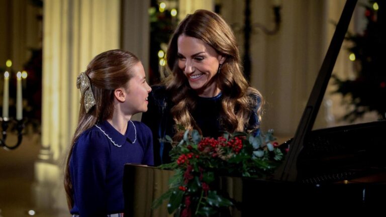 Kate en prinses Charlotte verrassen met een verrassend pianoduet tijdens kerstdienst