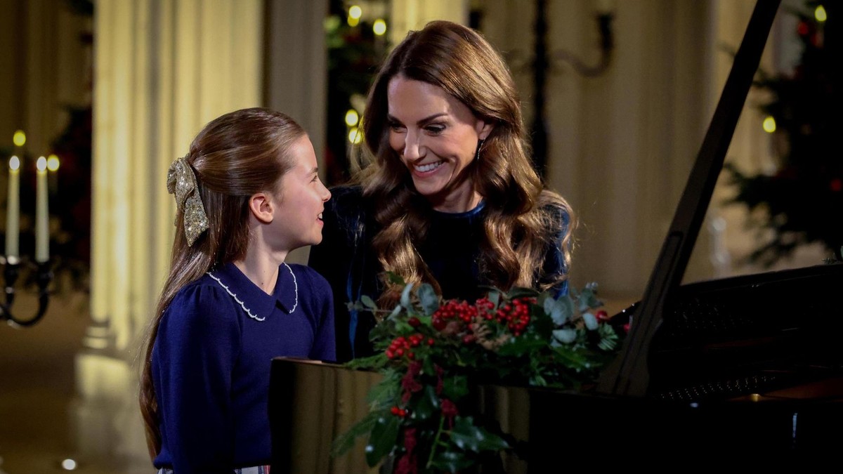 Kate en prinses Charlotte verrassen met een verrassend pianoduet tijdens kerstdienst