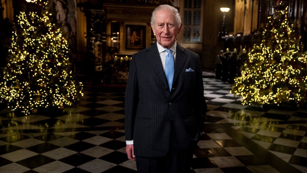 Koning spreekt kerstboodschap met verwijzingen naar heldhaftigheid en hoop te midden van crises