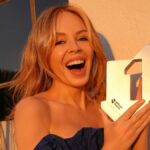 Kylie Minogue behaalt haar eerste kerstnummer één in het Verenigd Koninkrijk
