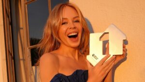 Kylie Minogue behaalt haar eerste kerstnummer één in het Verenigd Koninkrijk