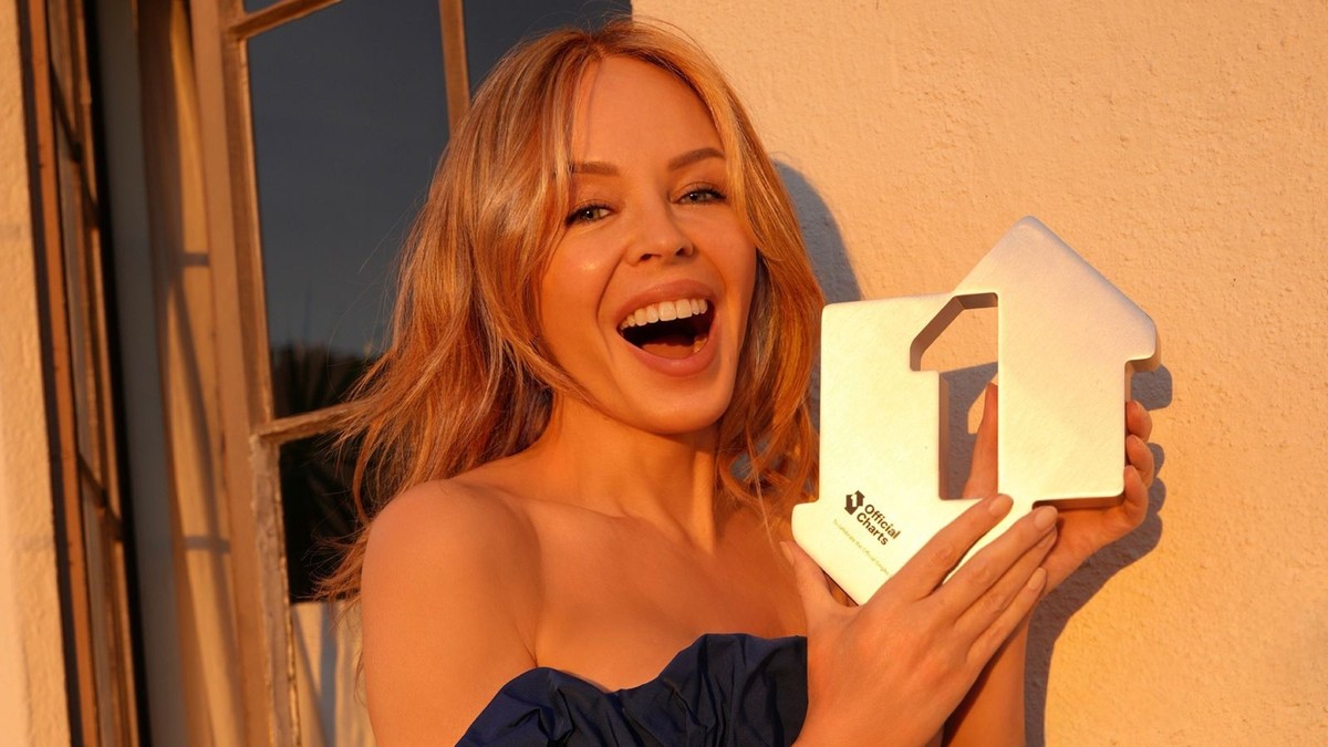 Kylie Minogue behaalt haar eerste kerstnummer één in het Verenigd Koninkrijk