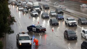 Levergevaarlijke Atmosferische Rivier Wrikt Californië in Overstromingen