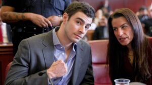 Luigi Mangione's arrest: ontdekking van wapens en een 'manifesto' in zijn rugzak