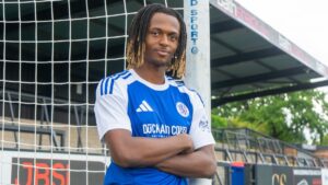 Macclesfield-speler Ethan McLeod verongelukt in autobestuur op weg terug van wedstrijd