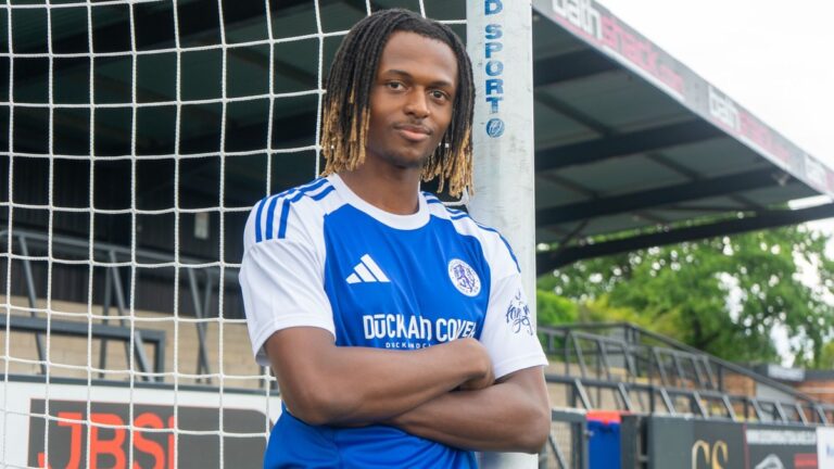 Macclesfield-speler Ethan McLeod verongelukt in autobestuur op weg terug van wedstrijd