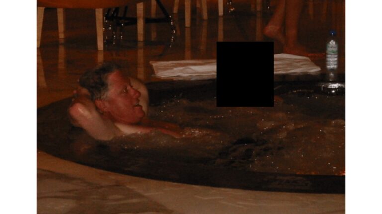 Nieuwe onthullingen: Foto's van Jeffrey Epstein's kringen in openbaar gemaakte documenten