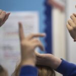 Onderwijzers worden getraind om tekenen van misogynie bij jongens te herkennen en over gezonde relaties te onderwijzen