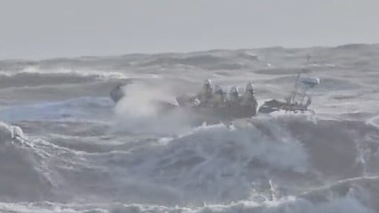 Politie waarschuwt zeezwemmers na vermiste mannen in Devon