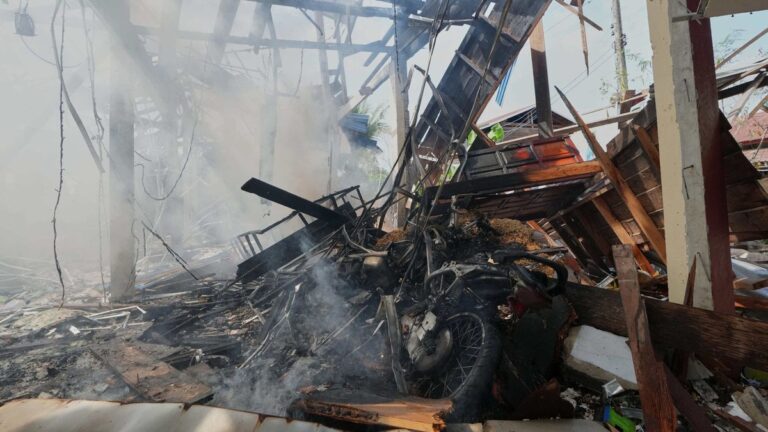 Thailand vernietigt brug terwijl gevechten met Cambodja over betwist gebied doorgaan