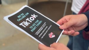 TikTok onder vuur wegens bezuinigingen op moderatieteam en juridische stappen