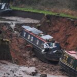 Video toont grote sloep die in een enorme put zakt na instorting van de Waardijk in Whitchurch