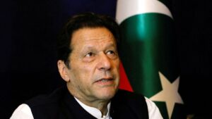 Voormalige Pakistaanse premier Imran Khan veroordeeld tot 17 jaar gevangenisstraf wegens staatsgeschenkenfraude