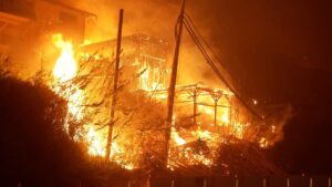 Waarom er een jaar na de dodelijke branden in Los Angeles nog steeds frustratie heerst en hoe beleid van Trump de situatie verergert