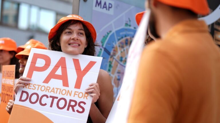 Waarschuwingen over verstoringen en vertragingen in het NHS door staking van artsen in Engeland