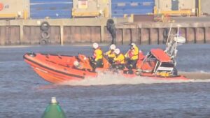 Zoektocht naar twee verdronken mannen voor de kust van Devon vanwege gevaarlijk weer