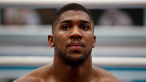 Anthony Joshua eert zijn vertrouwde vrienden die zijn overleden bij een auto-ongeluk in Nigeria