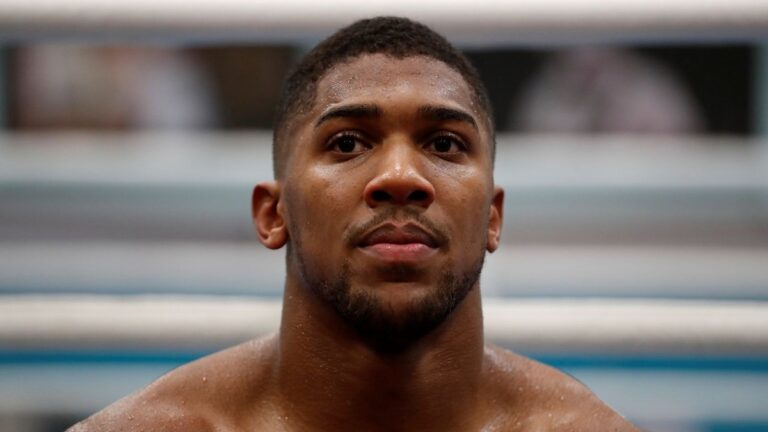 Anthony Joshua eert zijn vertrouwde vrienden die zijn overleden bij een auto-ongeluk in Nigeria