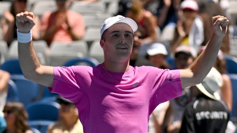 Arthur Fery: De indrukwekkende reis van zijn moeder levert winst op tijdens zijn debuut op de Australian Open