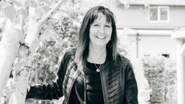 Auto-achtervolging eindigt tragisch: moeder van drie kinderen overlijdt na aanrijding door bestuurlijke vlucht