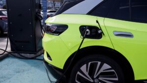 Automobilist ontkent dat elektrische auto uit zichzelf reed voordat het een kind doodreed, na onderzoek door verkeersdeskundige