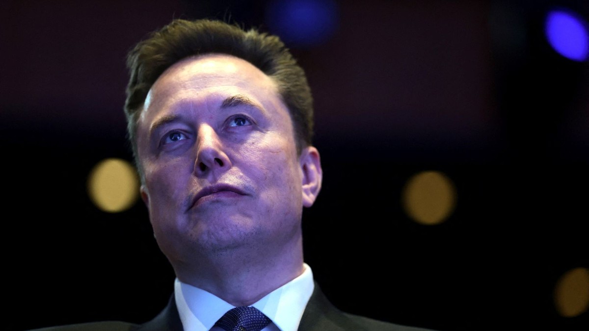 Elon Musk Beschuldigd van Censuur achter AI-Chatbot Deepfake Controverses
