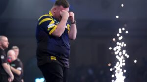 Luke Littler wint voor de tweede keer op rij het Wereldkampioenschap Darten