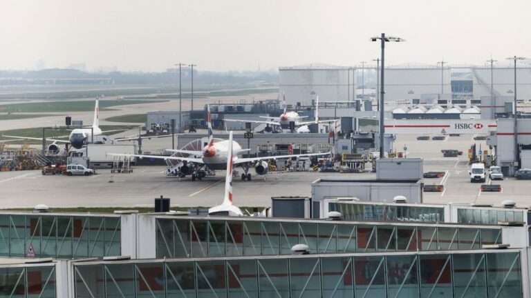 Massale vertragingen op treinverbindingen naar en van Heathrow na brandincident