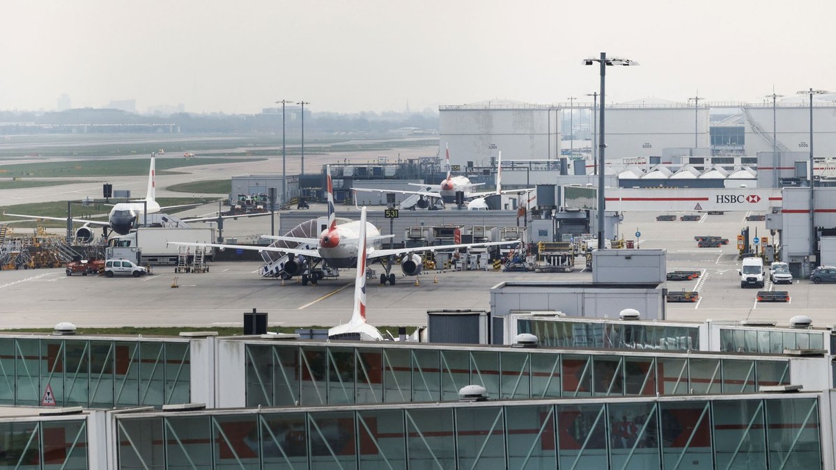 Massale vertragingen op treinverbindingen naar en van Heathrow na brandincident