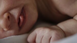 Moeder Roept Op Tot Raadpleging Na Ernstige Ziekte van Baby Na Gebruik van Herroepte Zuigvoeding