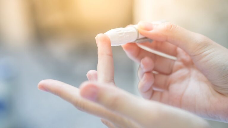 Nieuwe thuistest met bloed kan vroege symptomen van Alzheimer detecteren en toegankelijker maken