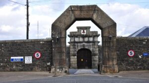 Overheidsuitgaven van £4 miljoen per jaar voor lege gevangenis, rapport van Kamerleden onthult