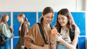 Overwegingen over het verbieden van sociale media voor kinderen en strengere schoolregels in het VK