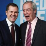 Robert Jenrick verlaat de Conservatieven en sluit zich aan bij Reform UK na ontslag door Kemi Badenoch