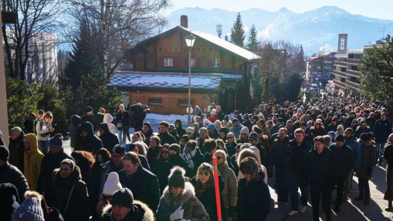 Silent March voor Slachtoffers van de Brand in Zwitserse Skipiste Bar