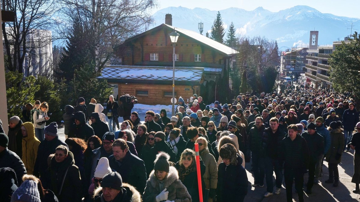 Silent March voor Slachtoffers van de Brand in Zwitserse Skipiste Bar
