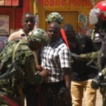 Vechtende stemming bij Ugandese presidentsverkiezingen leidt tot chaos en geweld