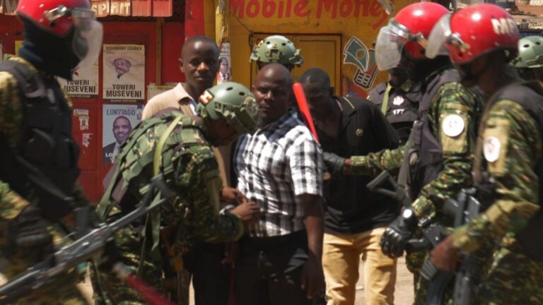 Vechtende stemming bij Ugandese presidentsverkiezingen leidt tot chaos en geweld