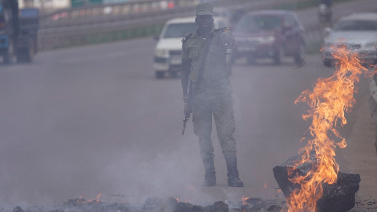 Vechtende Ugandese verkiezingen eindigen in dodelijk geweld terwijl president Yoweri Museveni aan zijn macht blijft vasthouden