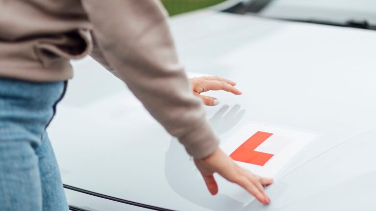 Veranderingen in de rijopleiding: een wachtperiode voor beginnende bestuurders