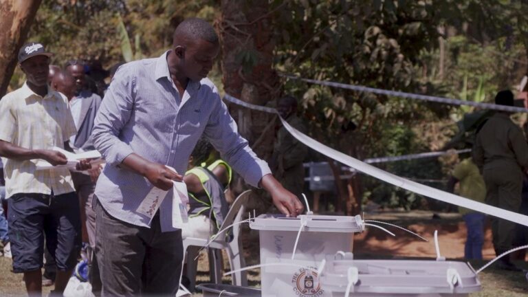 Verkiezingen in Uganda: Een strijd tussen popster-politicus Bobi Wine en langdurige president Museveni