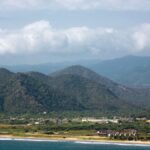 Vijf menselijke hoofden gevonden hangend aan een schilderachtig strand in Ecuador